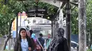 Warga melintasi jalur khusus pejalan kaki di kawasan Kampung Rambutan, Jakarta, Selasa (19/2). Atap rusak yang juga tidak dilengkapi dengan lampu penerangan mengganggu kenyamanan pejalan kaki. (Liputan6.com/Immanuel Antonius)