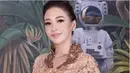 Makeup Maia Estianty untuk HUT TNI ke-79 ini tampak simpel dan natural namun tetap elegan, tidak lepas dari tangan MUA Dean Sadudin.  [Foto: Instagram/ MaiaEstiantyreal]