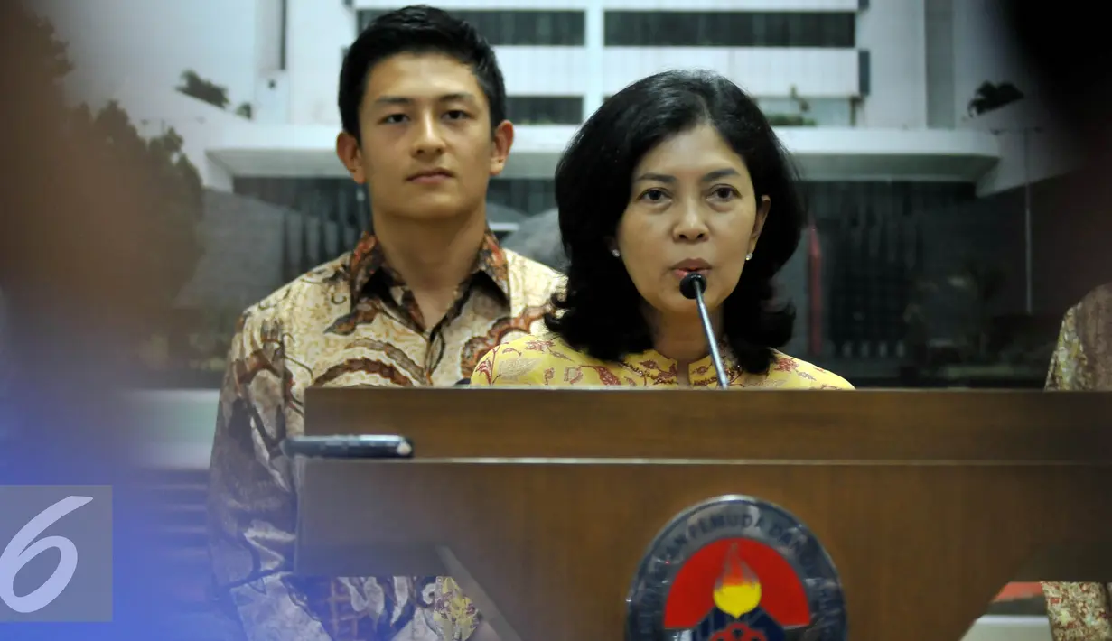 Ibunda Rio, Indah Pennywati (kanan) saat jumpa pers di Kementerian Pemuda Dan Olahraga, Senayan, Jakarta, Rabu (27/1). Rio mendapatkan dana sebesar Rp100 milliar dari Kemenpora untuk melaju ke ajang Formula One (F1) 2016. (Liputan6.com/Johan Tallo)