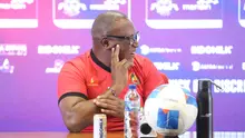 Pelatih Timnas Mozambik, Chiquinho Conde saat menjalani sesi konferensi pers di Stadion Utama Gelora Bung Karno, Jakarta, Senin (8/6/2026). (Bola.com/Abdul Aziz)