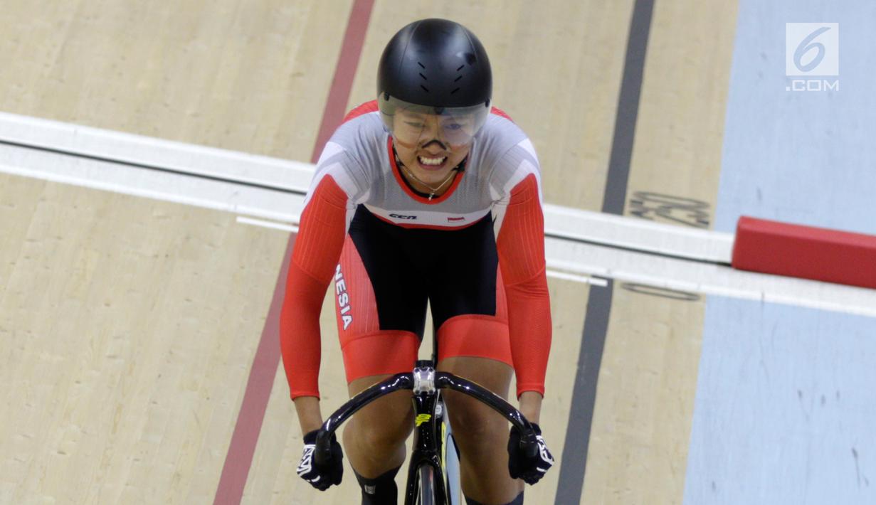 Pembalap sepeda Indonesia, Chrismonita Dwi Putri memacu sepedanya di nomor Women Elite nomor 500m Time Trial Asian Track Championships 2019 di Jakarta International Velodrome, Kamis (10/1). Putri meraih mendali perunggu. (Bola.com/Yoppy Renato)