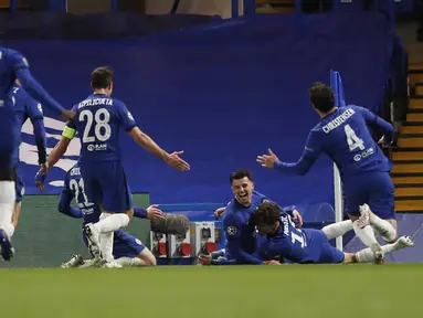 Para pemain Chelsea merayakan gol kedua ke gawang Real Madrid yang dicetak gelandang Mason Mount (tengah) dalam laga leg kedua semifinal Liga Champions 2020/2021 di Stamford Bridge, London, Rabu (5/5/2021). Chelsea menang 2-0 atas Real Madrid. (AP/Alastair Grant)