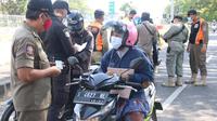 Penyekatan pengendara untuk tes Covid-19 di Jembatan Suramadu. (Dian Kurniawan/Liputan6.com)