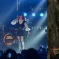 6 Momen Isyana Sarasvati Konser Naik Reog di Surabaya, Memukau Penonton (Sumber: Instagram/tokutji/motionbeast)