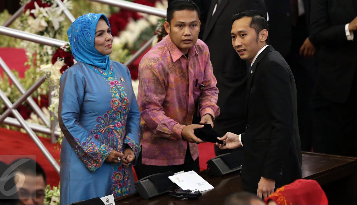 Politikus Demokrat Nurhayati Ali Assegaf (kiri) dan anggota DPR Edhie Baskoro (Ibas) Yudhoyono menghadiri acara pidato Raja Arab Saudi Salman bin Abdulaziz Al Saud di Gedung DPR, Kompleks Parlemen, Senayan, Jakarta, Kamis (2/3). (Liputan6.com/Johan Tallo)