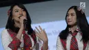 Shania JKT48 (kiri) memberi keterangan saat jumpa pers konser Melody Graduation di Jakarta, Jumat (16/3). Manajemen mengajak wota (penggemar musik Jepang) melihat sejenak perjalanan musik Melody sejak pertama kali di JKT48. (Liputan6.com/Faizal Fanani)