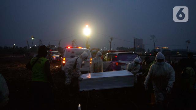 Suasana Pemakaman Jenazah COVID-19 di TPU Rorotan