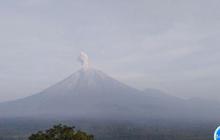Gunung Semeru Erupsi Enam Kali Sejak Jumat Dini Hari, Tinggi Kolom Abu Capai 900 Meter