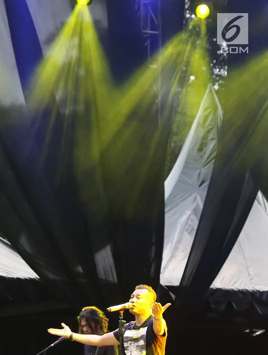 Vokalis grup band era 90 an Kidnap Katrina, Anang Hermansyah saat tampil pada gelaran The 90’s Festival di Gambir Expo Kemayoran, Jakarta, Sabtu (10/11). Sejumlah lagu dinyanyikan bersama pengunjung diantaranya, Biru. (Liputan6.com/Helmi Fithriansyah)
