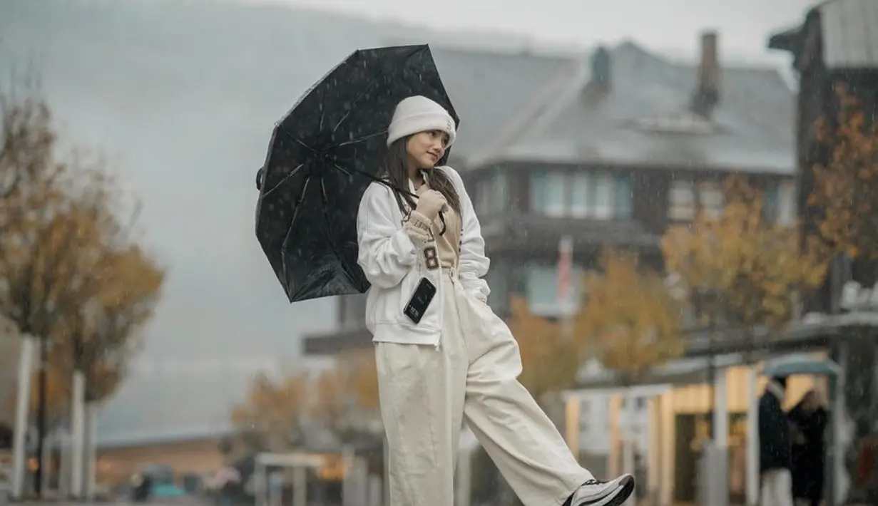 Mengenakan beanies dan celana berpotongan wide leg serta jaket oversized, Fuji tampak begitu stylish namun tetap menggemaskan. Paduan warna light membuat gayanya terlihat begitu fresh. [Foto: Instagram/ @Fuji An]