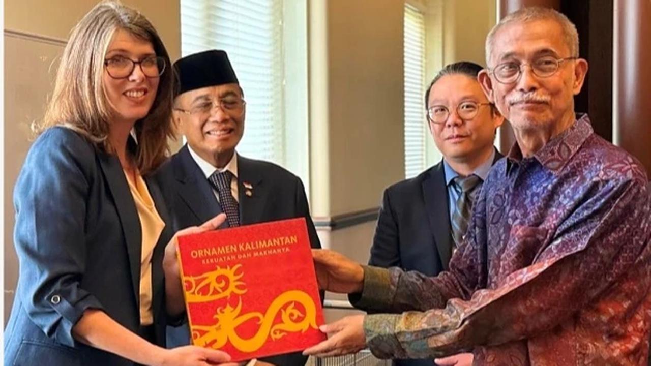 Alumni ITB Donasikan Koleksi Buku Indonesia ke US Library of Congress