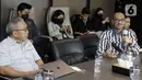 Mantan Ketua Komisi Pemberantasan Korupsi (KPK) dan Dewan Pembina ASA Indonesia, Abraham Samad (kanan) menyampaikan keterangan saat meluncurkan website Cek Pemilu di Kantor ASA Indonesia, Jakarta, Selasa (20/12/2022). ASA Indonesia sebagai lembaga yang konsen terhadap isu antikorupsi, HAM, dan perkuatan demokrasi meluncurkan website Cek Pemilu sebagai platform pengecekan reputasi seseorang yang akan maju pada Pemilu 2024. (Liputan6.com/Herman Zakharia)