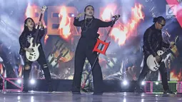 Aksi panggung band Kotak saat Konser Gempita 2018 di Pantai karnaval Ancol, Jakarta, Minggu (31/12). Tak hanya dimanja dengan hiburan musik dan pertunjukan budaya, pengunjung juga disuguhkan festival kuliner dan bazar. (Liputan6.com/Herman Zakharia)