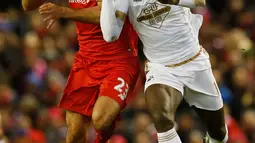 Penyerang Swansea, Eder (kanan) berusaha merebut bola dari gelandang Liverpool, Emre Can pada lanjutan liga inggris di Stadion Anfield, Inggris (29/11). Liverpool menang atas Swansea dengan skor 1-0. (Reuters/Phil Noble)