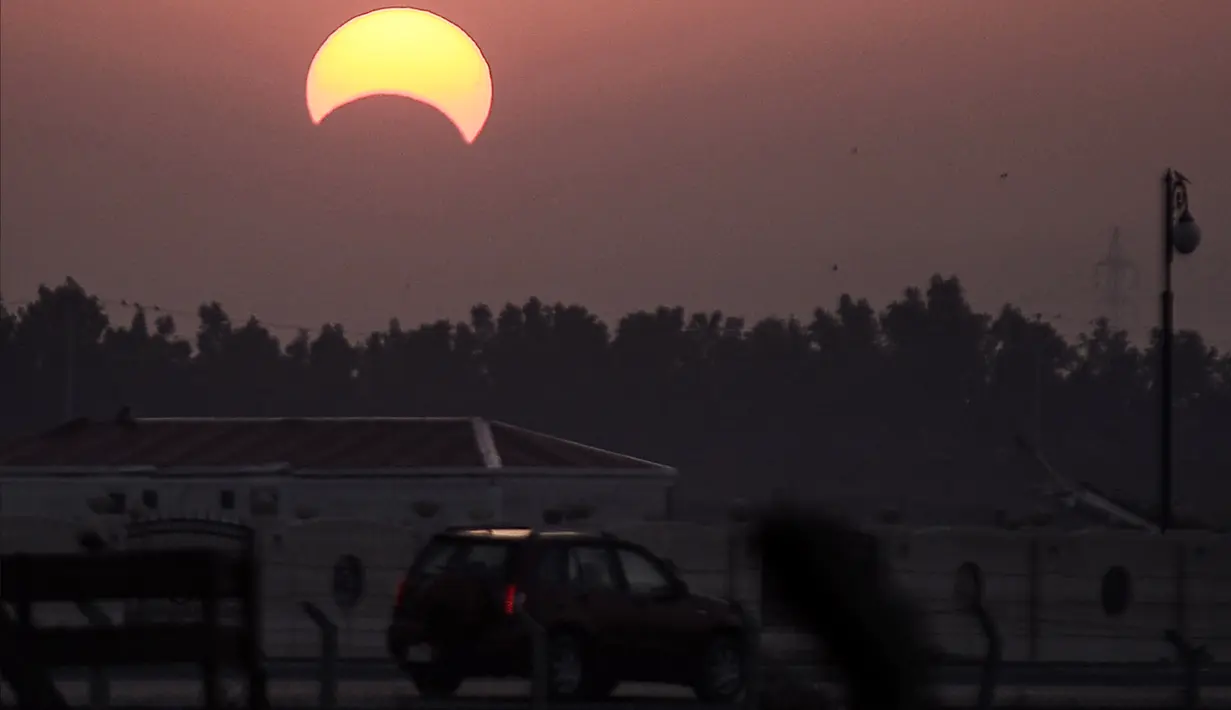 Pemandangan gerhana matahari parsial dari Kota Najaf, Irak, Kamis (26/12/2019). Gerhana matahari yang terjadi pada hari ini dapat diamati dari sejumlah wilayah mulai Afrika timur, seluruh Asia, Samudera India, dan Australia utara. (Haidar HAMDANI/AFP)