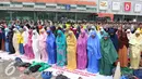 Sejumlah mahasiswa melakukan salat sebelum aksi di JIEXPO, Jakarta (27/4). Mereka menolak pameran mesin rokok international karena dinilai akan berdampak pada jumlah produksi rokok dan konsumsi rokok di Indonesia. (Liputan6.com/Angga Yuniar)