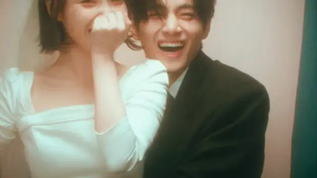 IU dan V BTS dalam video musik "Love Wins All". [Foto: YouTube/IU Official]