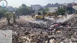 Lebih dari 30 Jam, Kebakaran Tumpukan Sampah di Kramat Jati Belum Padam
