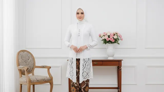 Paduan Etnik pada Gamis Kebaya Pola Batik Brokat dengan Kerah Kartini