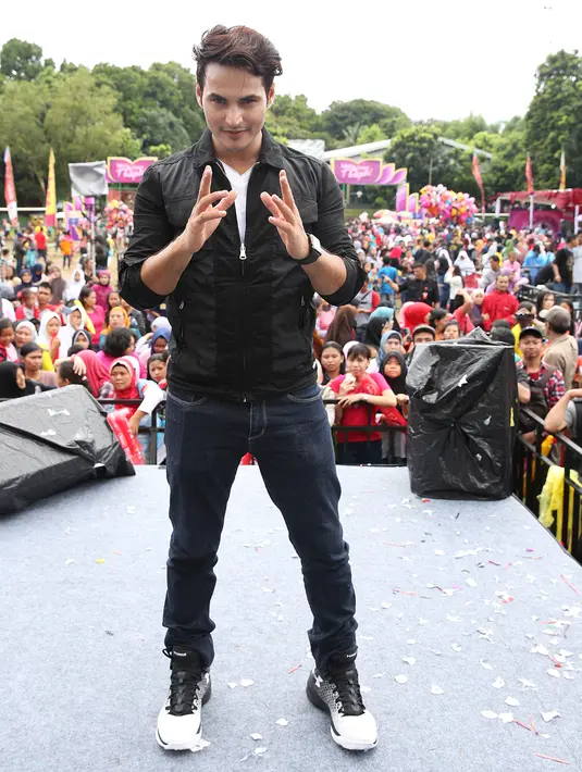 Pria tampan asal India ini nampaknya serius dalam mengembangkan kariernya di Indonesia. Mengawalinya sebagai aktor, saat ini Ravi mulai menambah profesinya di bidang tarik suara. (Bambang E. Ros/Bintang.com)