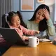 Perbedaan energi antara ibu introvert dan anak ekstrovert sering membuat pengasuhan terasa melelahkan. [Dok/freepik.com]