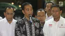 Presiden Jokowi memberi keterangan pers insiden jatuhnya pesawat Lion Air JT 610 di Crisis Center Gedung VIP Bandara Soekarno-Hatta, Tangerang, Senin (29/10). Jokowi memerintahkan untuk terus mencari korban dan badan pesawat. (Liputan6.com/Fery Pradolo).