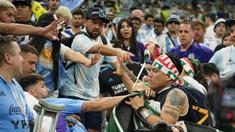 Ketegangan antar suporter terjadi sebelum pertandingan grup C Piala Dunia 2022 antara Argentina melawan Meksiko di Lusail Stadium, Qatar, Sabtu (26/11/2022). (AP Photo/Jorge Saenz)