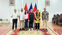 Chef de Mission (CdM) kontingen Indonesia di SEA Games 2023, Lexyndo Hakim bertemu Kedutaan Besar Republik Indonesia (KBRI) di Phnom Penh bahasa makanan dan transportasi. (Dok. NOC Indonesia)