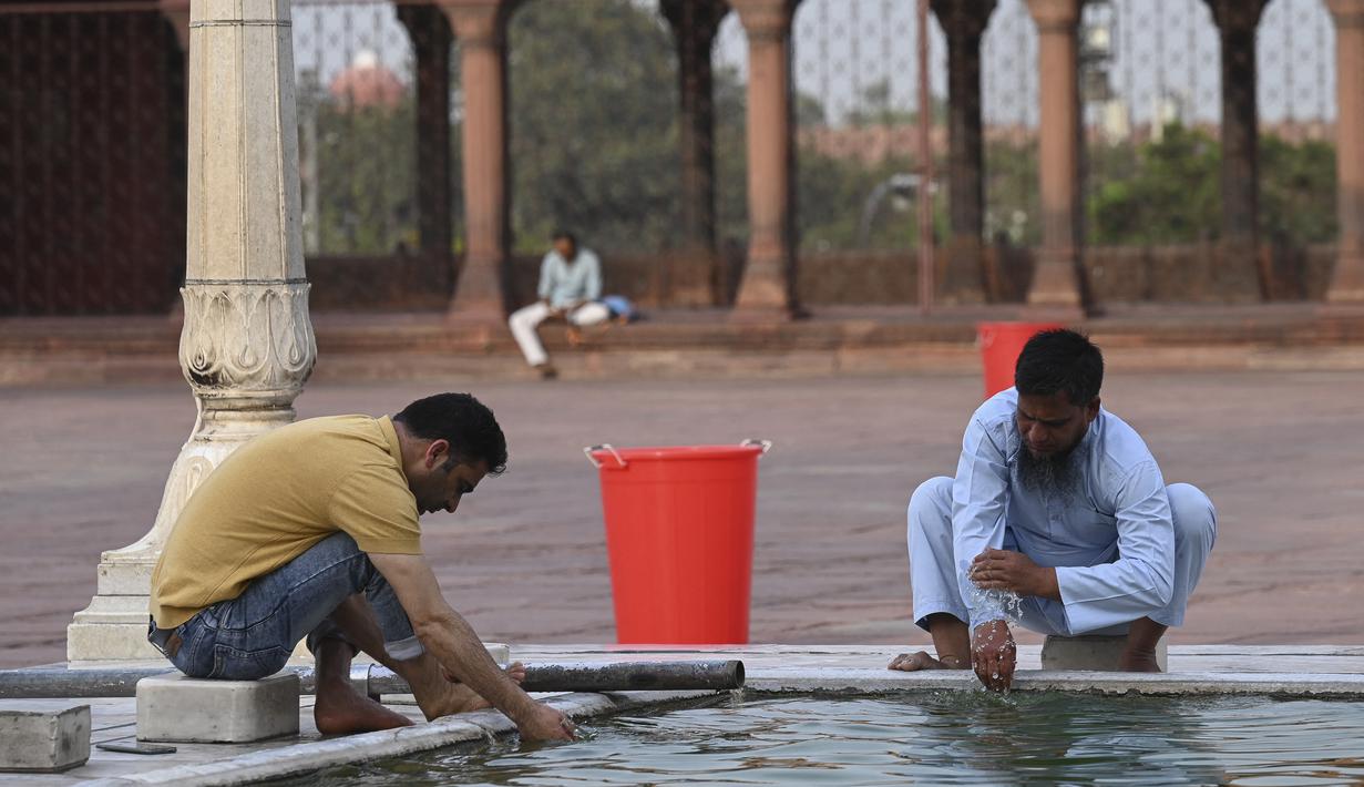 Umat Muslim berkumpul di masjid Jama Masjid sebelum berbuka puasa pada hari pertama bulan suci Ramadhan, di New Delhi (14/4/2021). Masjid Jama ini selesai pada tahun 1656 M dan merupakan yang terbesar dan terkenal di India. (AFP/Prakash Singh)