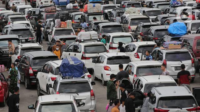 Terjebak kemacetan berjam jam pemudik beristirahat saat tiba di pelabuhan merak