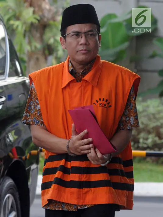 Wakil Ketua DPR Bidang Keuangan dari Fraksi PAN Taufik Kurniawan tiba di KPK, Jakarta, Jumat (1/2). Taufik diperiksa untuk melengkapi berkas kasus dugaan menerima suap Rp 3,6 miliar pengurusan DAK Kabupaten Kebumem TA 2016. (Merdeka.com/Dwi Narwoko)