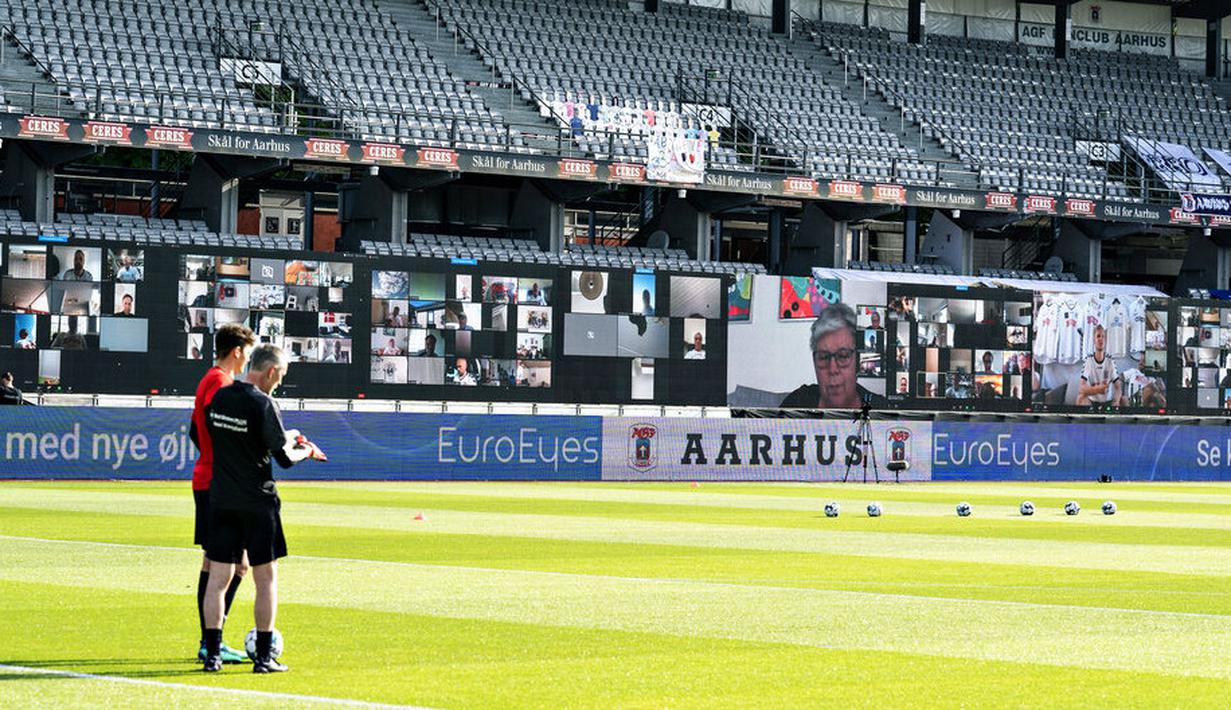 Suasana pertandingan AGF Aarhus melawan Randers FC pada laga Liga Denmark di Stadion Ceres Park (28/5/2020). Liga Denmark menghadirkan penonton virtual di stadion dengan aplikasi video Conference. (AP/Ritzau Scanpix - Henning Bagger)