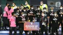 Pelatih kepala Rans Cilegon United, Rahmad Darmawan (tengah-depan) bersama CEO Raffi Ahmad usai laga Final Liga 2 Indonesia 2021 melawan Persis Solo di Stadion Pakansari, Bogor, Kamis (30/12/2021). (Liputan6.com/Helmi Fithriansyah)