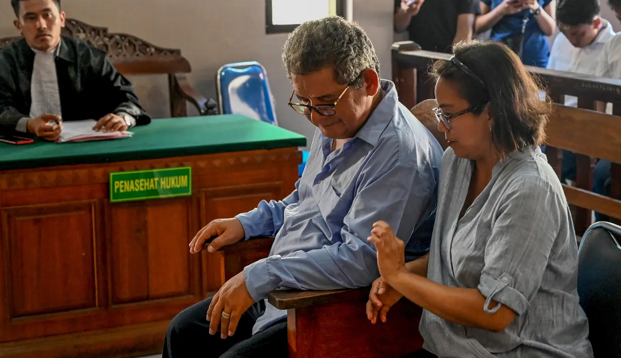 WN Peru Guido Torres Morales mendengarkan pembacaan tuntutan di pengadilan Denpasar, Bali, Senin (18/11/2019). Morales dituntut 18 tahun penjara dalam kasus penyelundupan narkotika jenis kokain 950 gram dalam 125 bungkusan yang ditelan saat menumpang pesawat dari Dubai. (SONNY TUMBELAKA/AFP)
