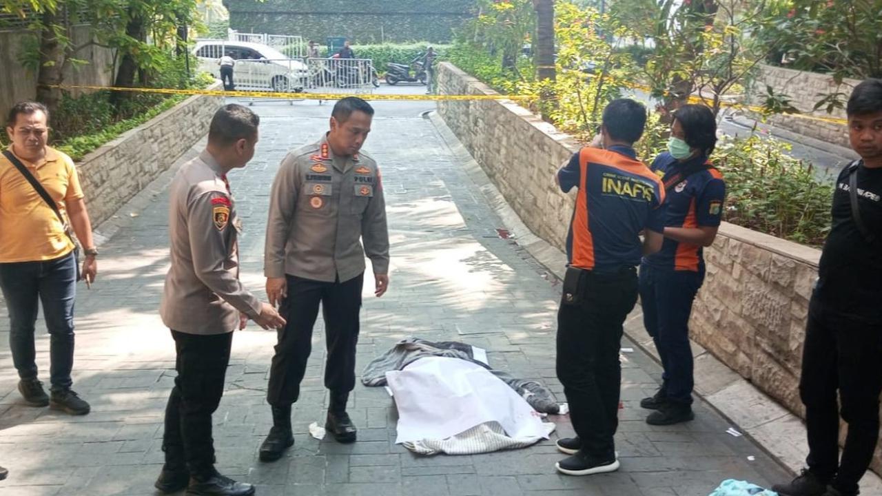 Saat ini, terduga pelaku sedang menjalani pemeriksaan secara intensif. Informasi awal, antara korban dengan pelaku tidak saling mengenal satu sama lain. <br>
