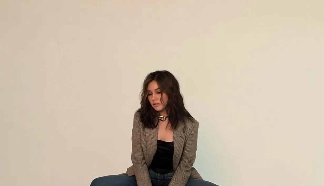 Terlihat estetik, Vanesha kenakan blazer cokelat dengan tanktop hitam dan dark jeans [@vaneshaass]