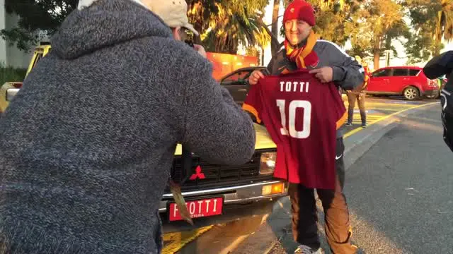 Francesco Totti menemui Toni Luccarelli Romanista asal Melbourne dan menaiki mobi sedan tua milik pria tersebut.