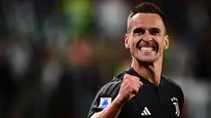 Pemain Juventus Arkadiusz Milik melakukan selebrasi usai mencetak gol ke gawang Lecce pada pertandingan sepak bola Serie A Liga Italia di Allianz Stadium, Turin, Italia, Selasa (26/9/2023). Juventus menang 1-0 atas Lecce. (MARCO BERTORELLO/AFP)