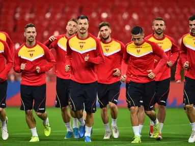 Para pemain Montenegro melakukan pemanasan saat mengikuti sesi latihan tim di Stadion Wembley, London (13/11/2019). Montenegro akan bertanding melawan Inggris pada Grup A Kualifikasi Piala Eropa 2020 di Wembley pada 15 November 2019. (AFP Photo/Glyn Kirk)