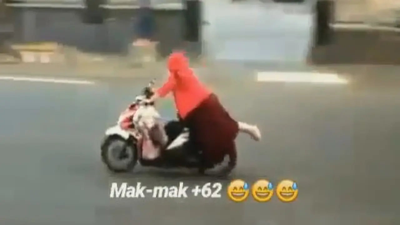 Sejalan dengan banyaknya wanita yang menggunakan motor, emak-emak sering kali disebut sebagai 'monster jalanan'.