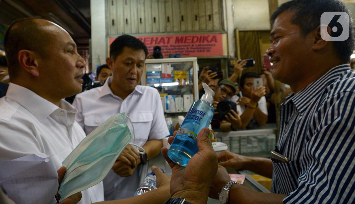 Petugas Polda Metro Jaya menggelar sidak di salah satu toko penjualan masker di Pasar Pramuka, Jakarta Timur, Rabu (4/3/2020). Sidak dilakukan untuk menyikapi lonjakan harga dan kelangkaan masker di pasaran terkait virus corona atau COVID-19. (merdeka.com/Imam Buhori)