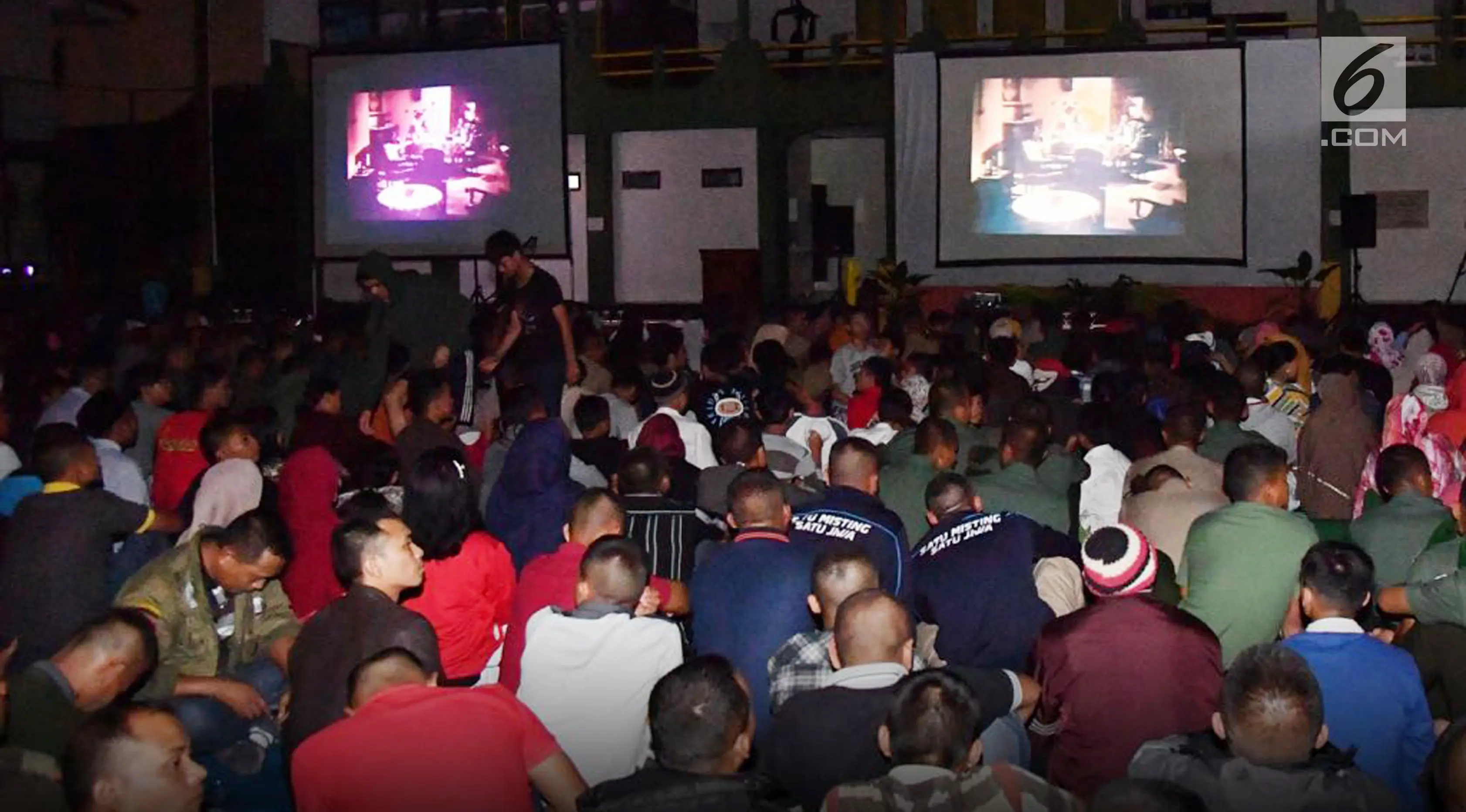 Suasana nonton bareng film 'Pengkhianatan G30S/PKI' yang dihadiri presiden Joko Widodo di Bogor (29/9). Dalam nobar tersebut, nampak hadir Danrem 061/Suryakencana Kolonel Inf Mirza Agus menemani presiden Jokowi. (Foto: Laily Rachev - Biro Pers Setpres)