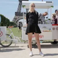 Usai ditolak bekerja di sebuah kafe ternama, perempuan ini malah sukses jadi bos 'mobile cafe.' | via: digital.di.se