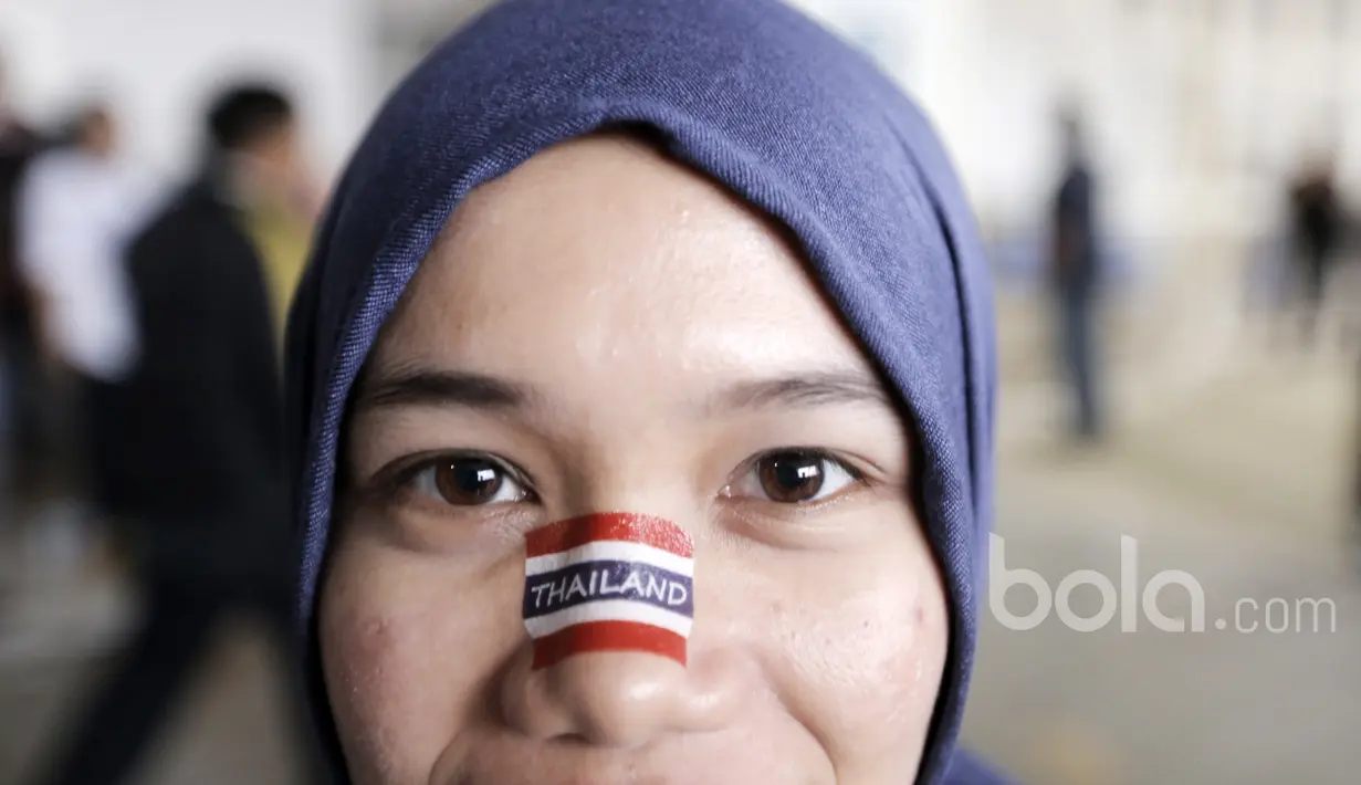 Teerada Makaew 25 tahun adalah mahasiswa asal Thailand yang belajar di Indonesia tepatnya di Universitas Muhammadiyah Jakarta datang ke stadion Pakansari mendukung Tim Gajah Putih. (Bola.com/Nicklas Hanoatubun)