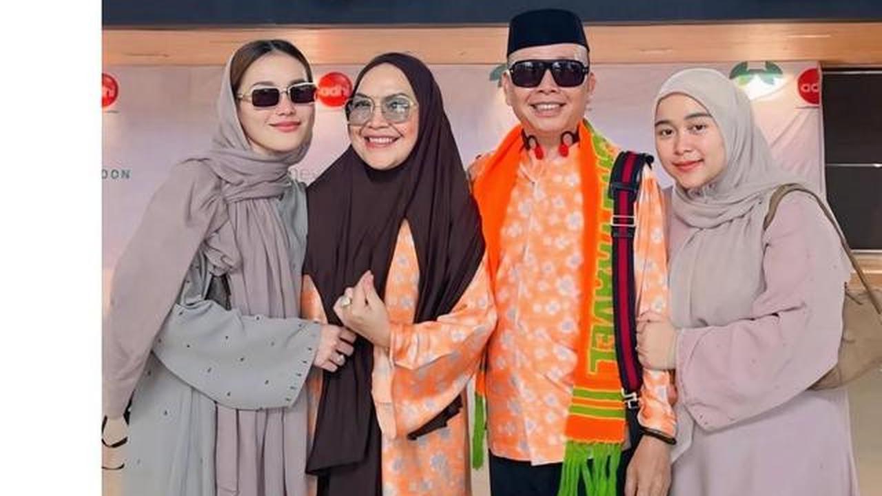 Model Gamis Ayu Ting Ting saat Antar Orang Tua Berangkat Umroh, Simpel Cocok untuk Sehari-hari
