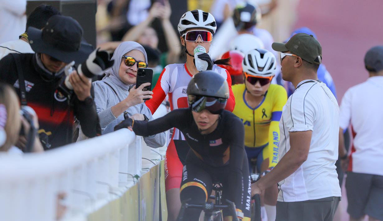 Sebelumnya, ia meraih emas di nomor individual time trial (ITT) road race. Tampak dalam foto, pembalap sepeda Indonesia, Ayustina Delia Priatna saat berlomba pada lomba nomor trek scratch putri di Hua Mark Velodrome, Bang Kapi, Bangkok, Thailand, Kamis (18/12/2025). (Bola.com/Bagaskara Lazuardi)