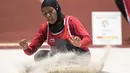 Tiarani Karisma Evi atlet Indonesia peraih medali perak di nomor lompat jauh putri klasifikasi T42-44/61-64 pada Asian Para Games 2018, di Stadion Utama Gelora Bung Karno Jakarta, Selasa (9/10/2018).  (Bola.com/Peksi Cahyo)