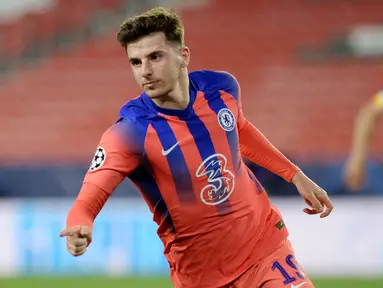 Pemain Chelsea, Mason Mount, melakukan selebrasi usai mencetak gol ke gawang FC Porto pada laga Liga Champions di Stadion Ramon Sanchez Pizjuan, Kamis (8/4/2021). Chelsea menang dengan skor 2-0. (AFP/Cristina Quicler)