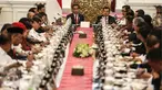 Presiden Joko Widodo memimpin sidang kabinet paripurna di Istana Merdeka,Jakarta, Rabu (27/7). Dalam sidang kabinet paripurna tersebut membahas Pembahasan Pagu Anggaran dan RAPBN tahun 2017 serta arahan Presiden. (Liputan6.com/Faizal Fanani)