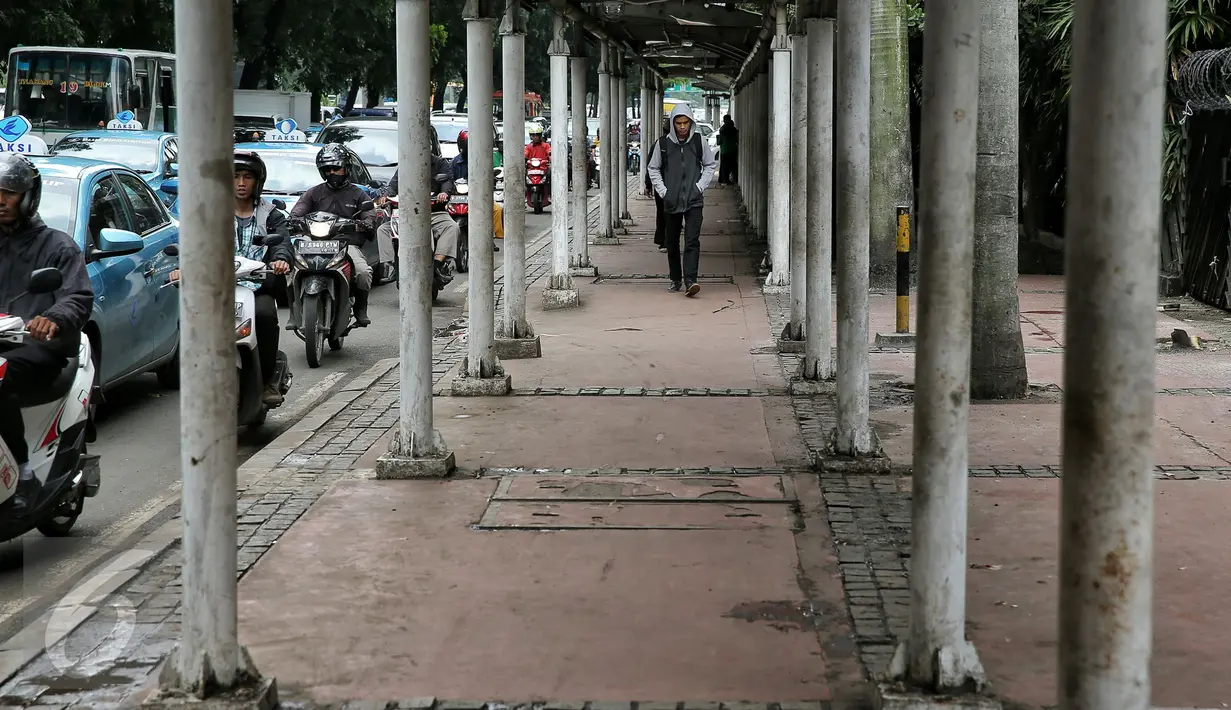 Kondisi trotoar di kawasan Sudirman, Jakarta, Selasa (2/2/2016). Gubernur Ahok berencana akan membuat trotoar yang ramah kepada para penyandang disabilitas. (Liputan6.com/Faizal Fanani)